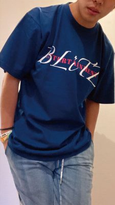 thebest_たくやおすすめ_デザインTシャツ_XXLサイズブルーカラー男性着用